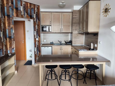 Kitchen or kitchenette, Dining area, stove