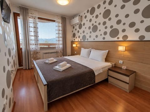 Bed, Bedroom, internet, towels