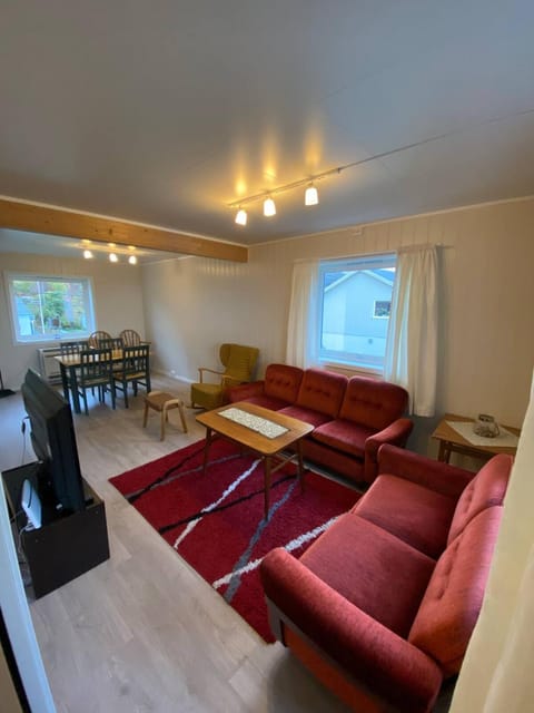 TV and multimedia, Living room, Seating area, Dining area