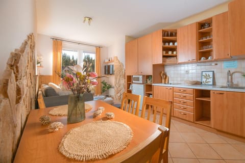 Coffee/tea facilities, Kitchen or kitchenette, Living room, Seating area, Dining area, stove
