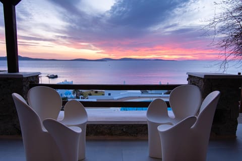 Patio, View (from property/room), Balcony/Terrace, Seating area, Sea view, Sunset