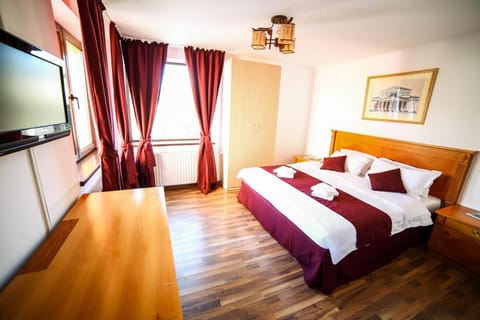 Bed, TV and multimedia, Photo of the whole room, Bedroom