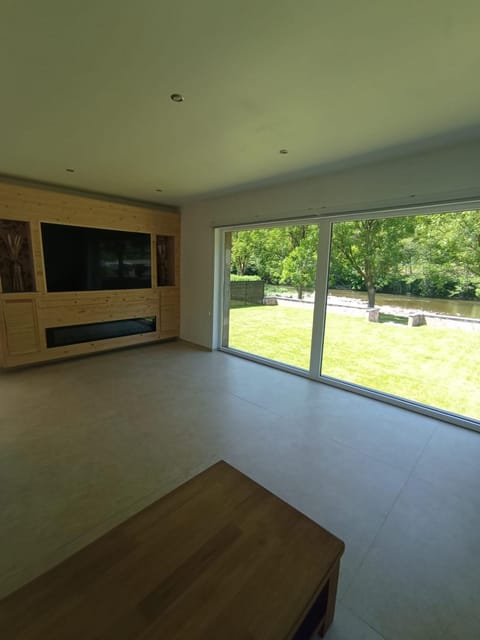 TV and multimedia, Seating area