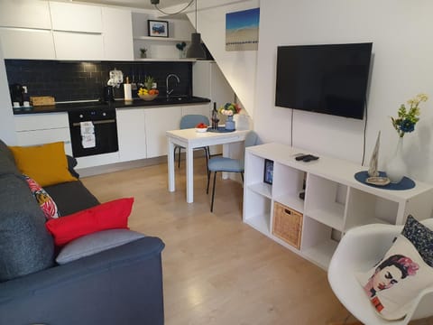 Communal lounge/ TV room, TV and multimedia, Coffee/tea facilities, Kitchen or kitchenette, Living room, Seating area, minibar