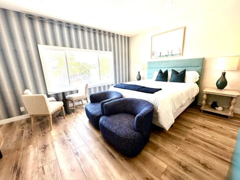 Bed, Photo of the whole room, Seating area, Bedroom