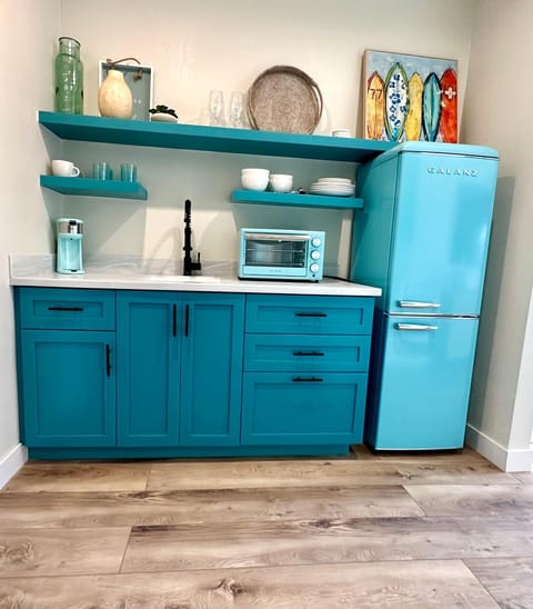 Kitchen or kitchenette, minibar