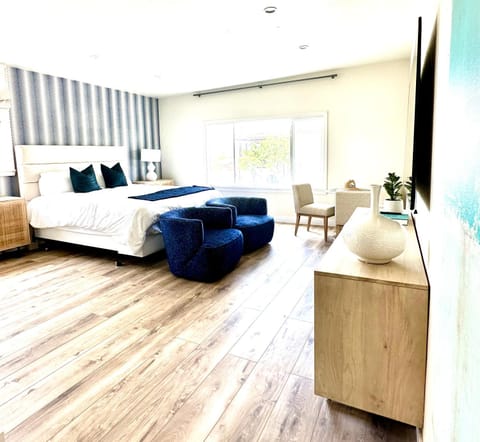 Bed, Photo of the whole room, Seating area, Bedroom