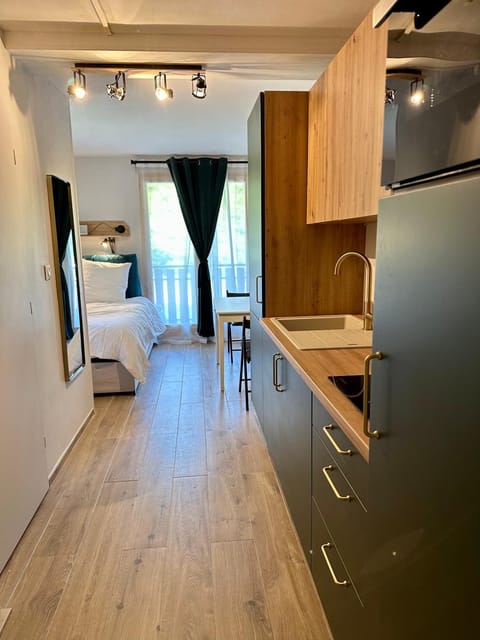 Bed, Kitchen or kitchenette, Photo of the whole room, Bedroom, minibar
