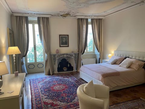 Bed, Living room, Photo of the whole room, Seating area, Bedroom, flat iron