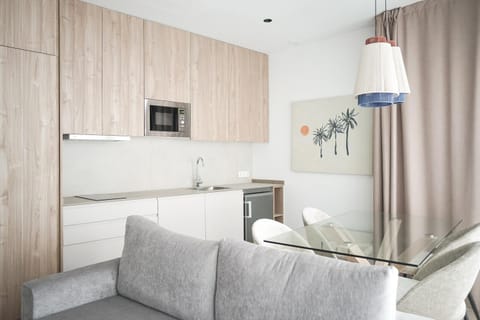 Kitchen or kitchenette, Dining area, minibar