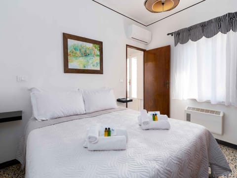 Bed, Photo of the whole room, Bedroom, towels, air conditioner
