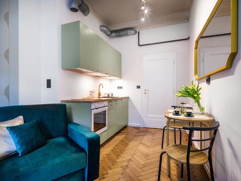 Kitchen or kitchenette, Living room, Seating area, Dining area, oven, stove