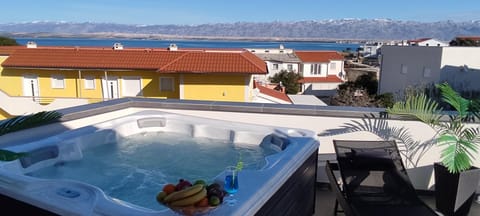 Hot Tub, Balcony/Terrace, Mountain view
