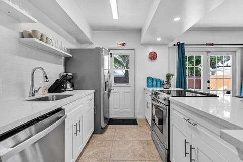 Bright 3 bedrooms Home Private Pool, 18 minutes to the Ocean House in Hollywood