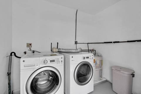 Bright 3 bedrooms Home Private Pool, 18 minutes to the Ocean House in Hollywood