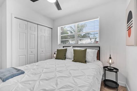 Bright 3 bedrooms Home Private Pool, 18 minutes to the Ocean House in Hollywood