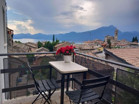 View (from property/room), Balcony/Terrace, Lake view, Mountain view
