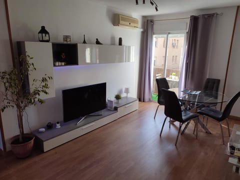 Communal lounge/ TV room, TV and multimedia, Living room, Dining area, Evening entertainment, air conditioner