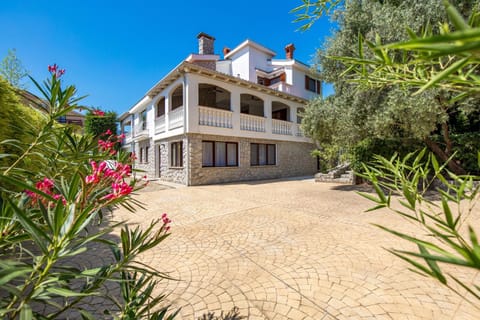 Property building, Day, Garden, Garden view