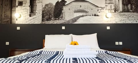 Bed, Photo of the whole room, Decorative detail, Bedroom