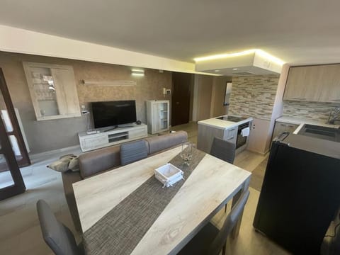 Communal lounge/ TV room, Food close-up, TV and multimedia, Kitchen or kitchenette, Living room, Seating area, Dining area, Evening entertainment, pet friendly, stove
