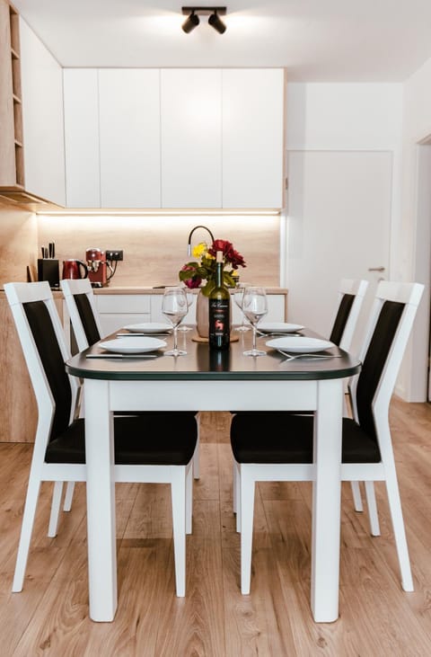 Kitchen or kitchenette, Food and drinks, Dining area