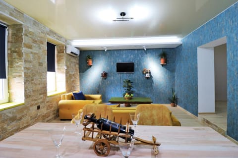 Communal lounge/ TV room, TV and multimedia, Living room, Seating area, Evening entertainment
