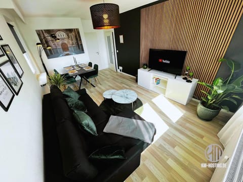Communal lounge/ TV room, TV and multimedia, Living room, Seating area, Evening entertainment