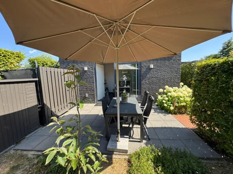 Property building, Patio, Garden, View (from property/room), Balcony/Terrace, Seating area, Dining area, Garden view, furniture