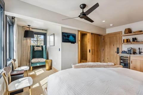 Bed, Seating area, minibar