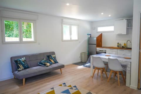 Kitchen or kitchenette, Dining area, minibar, pet friendly, stove