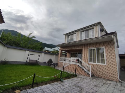 Property building, Spring, Day, Natural landscape, Garden, Garden, Garden view, Mountain view