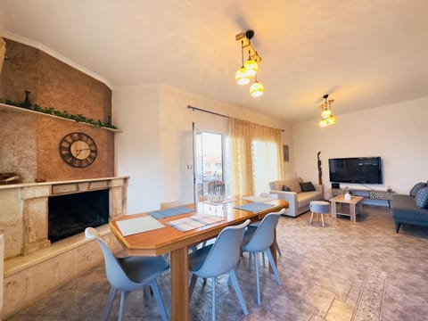 TV and multimedia, Living room, Seating area, Dining area