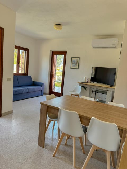 Communal lounge/ TV room, TV and multimedia, air conditioner