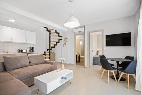 TV and multimedia, Kitchen or kitchenette, Living room, Seating area, Dining area