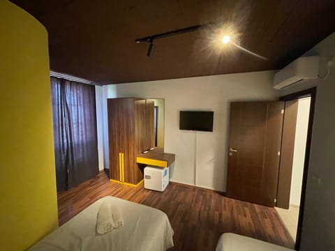 Bed, TV and multimedia, wardrobe