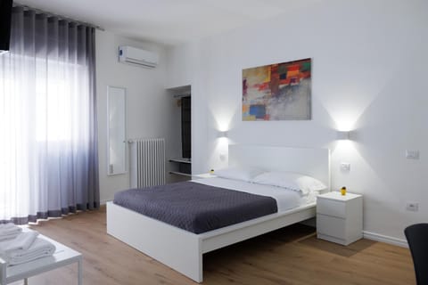 Bed, Photo of the whole room, Bedroom, air conditioner
