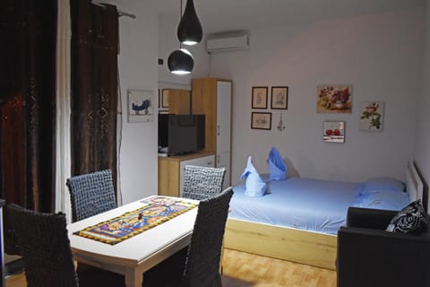 Bed, TV and multimedia, Seating area, Dining area