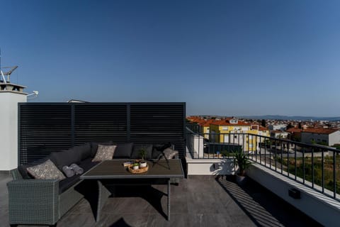 Natural landscape, View (from property/room), Balcony/Terrace, Seating area, Dining area, Sea view