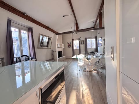TV and multimedia, Kitchen or kitchenette, Living room, Seating area, Dining area, minibar, oven
