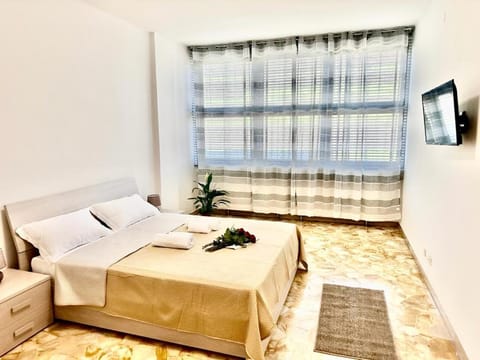 Bed, TV and multimedia, Photo of the whole room, Bedroom, towels