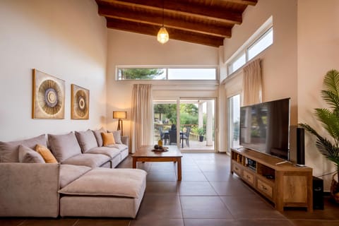 Communal lounge/ TV room, TV and multimedia, Living room, Seating area, Evening entertainment