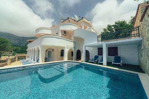Property building, Patio, Natural landscape, Mountain view, Pool view, Swimming pool, sunbed