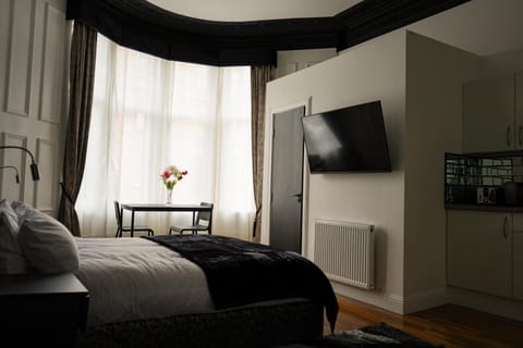 Bed, TV and multimedia, Evening entertainment, Bedroom