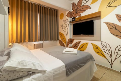 Bed, TV and multimedia, Photo of the whole room, Bedroom, towels