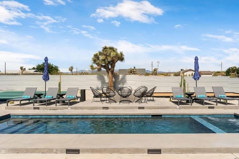 Stargazing Luxury Retreat House in Yucca Valley
