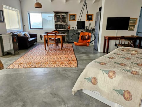 TV and multimedia, Kitchen or kitchenette, Living room, Photo of the whole room, Seating area, Dining area