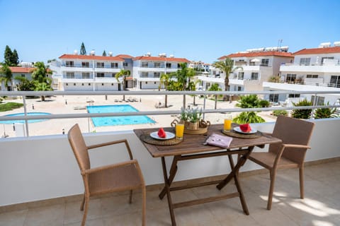 Property building, Balcony/Terrace, Food and drinks, Dining area, Pool view, Swimming pool