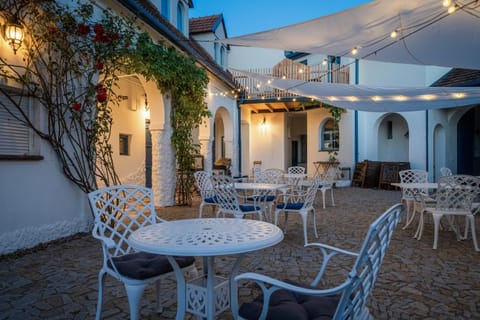 Restaurant/places to eat, Seating area