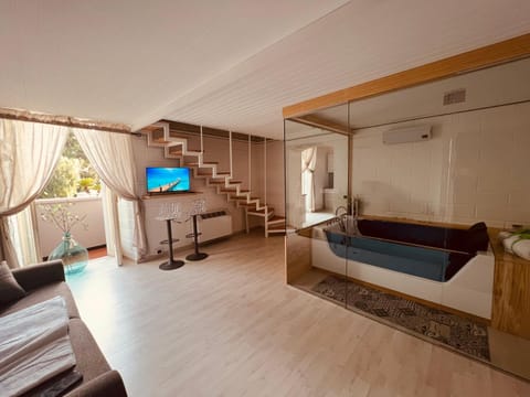 Bed, Hot Tub, TV and multimedia, Living room, Photo of the whole room, Seating area, Bath